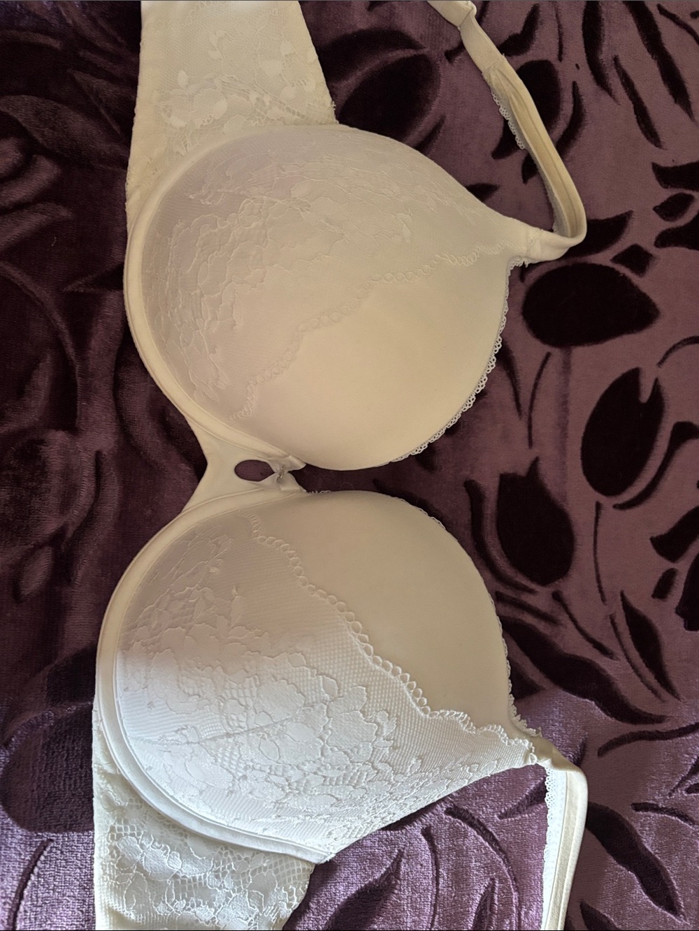 Victoria's Secret white Lace Bra with Smooth Molded Cups